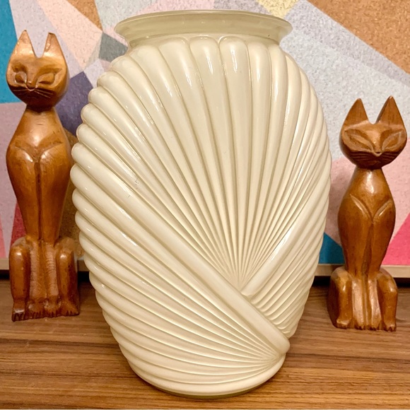 v i n t a g e  :: Large Art Deco Revival Ribbed Draped  Vase - Picture 11 of 15
